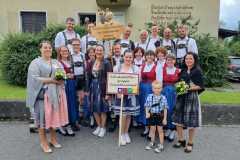 Gruppenfoto mit Festführerin, Festdamen u. Täfileträgerin