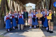 Gruppenfoto mit Festführer Manfred, Festdame Magdalena u. Täfilebua Jonas